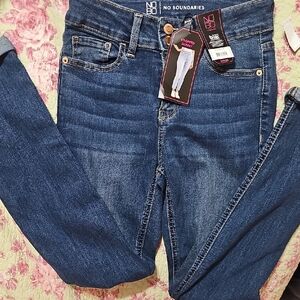 No Boundaries Blue Ankle Cropped Jeans with Classic Wash